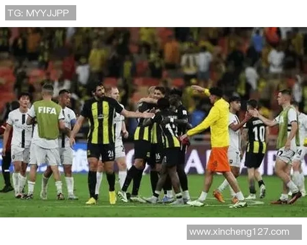 火车头与吉达联合的激烈对决展现足球魅力与团队精神的完美结合